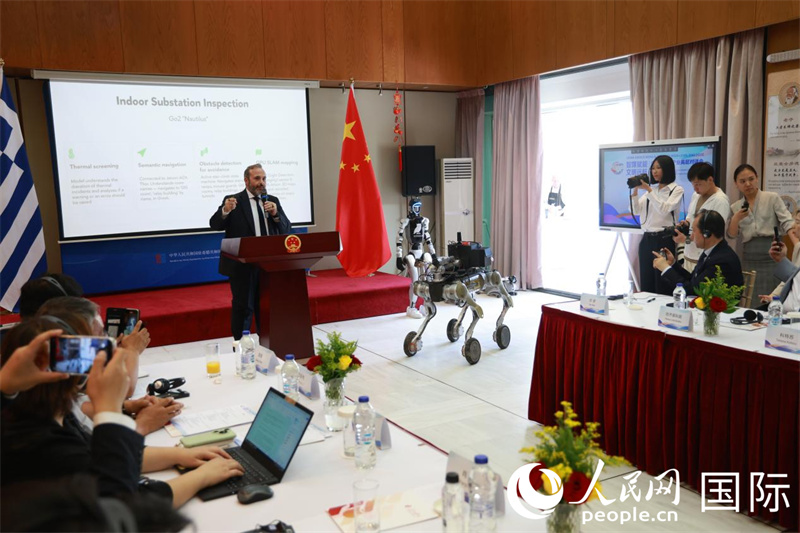 彼得罗切洛斯在日前举行的中希媒体与产业高层对话会上介绍中希AI合作成果。人民网记者 刘仲华摄