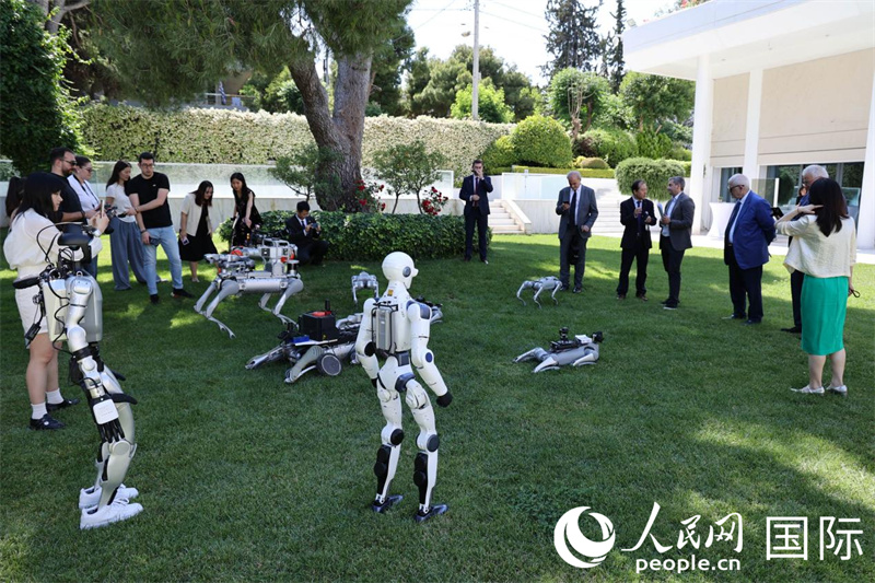 凯福尔科技公司日前在中国驻希腊大使馆向嘉宾们展示中希AI合作成果。人民网记者 刘仲华摄