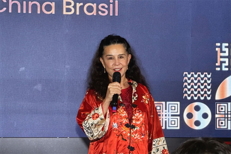 第五届中国－巴西电影展荣誉主席、巴西著名演员卢塞莉娅·桑托斯在第五届中国－巴西电影展颁奖典礼上致辞。 陈妤汎摄