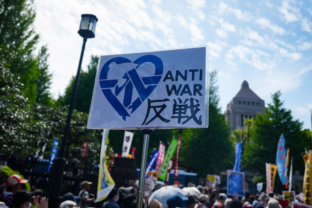 4月19日，人们在位于日本东京的国会议事堂周围参加抗议活动，呼吁守护和平宪法。新华社记者贾浩成摄