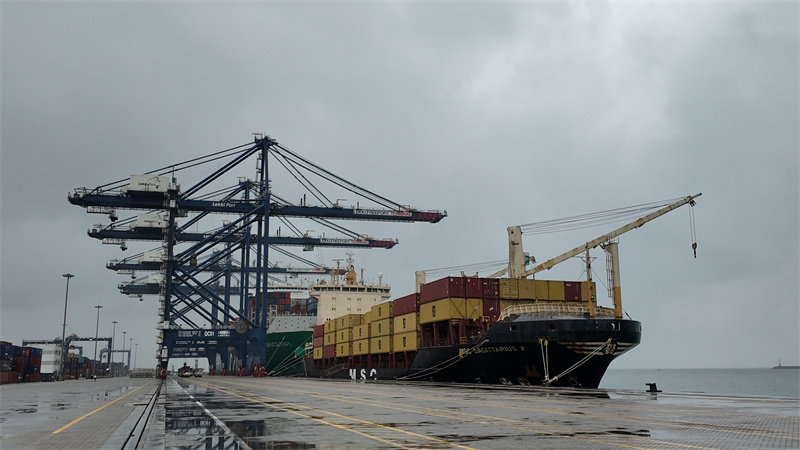地中海航运(MSC)旗下“人马座”轮靠泊尼日利亚莱基深水港。 中国港湾工程有限责任公司供图