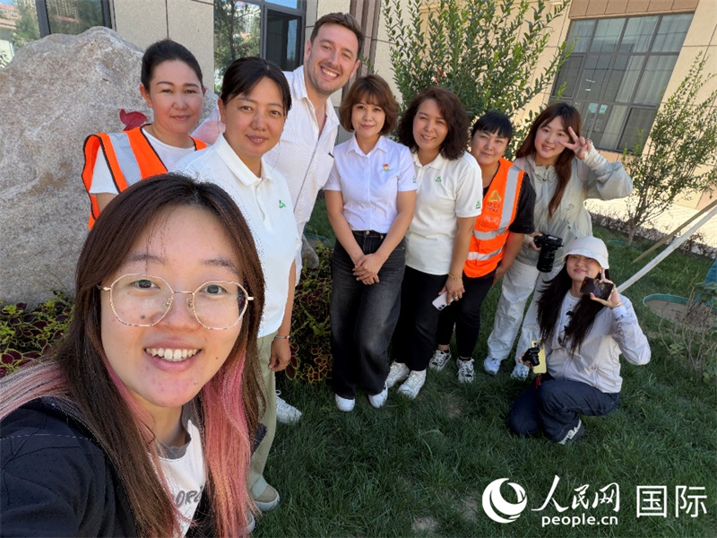 哈密北控城市服务有限公司职工与人民网员工合影。人民网 王潇平摄