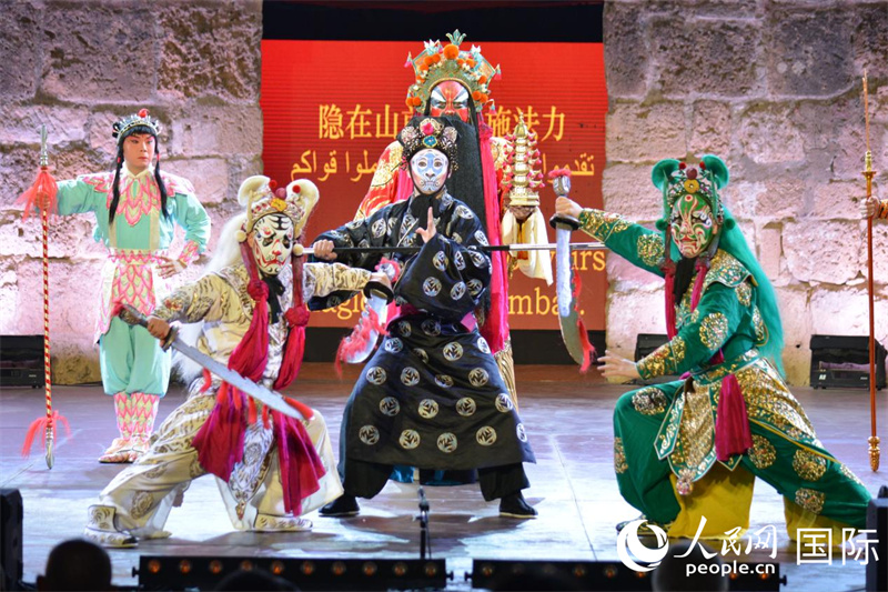 中国京剧《闹天宫》在迦太基古剧场内上演。人民网 莱拉·阿提塔拉赫摄