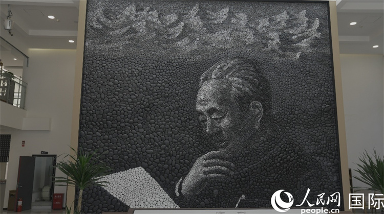 艾青诗歌馆内，由石块拼成的诗人艾青肖像壁画。人民网 徐静雯摄