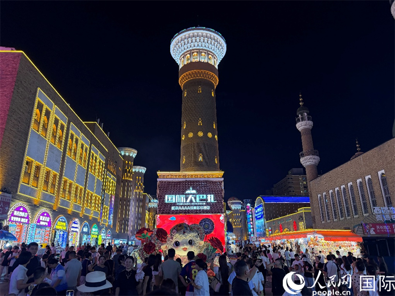 夜幕下的新疆国际大巴扎。人民网 柯明可摄