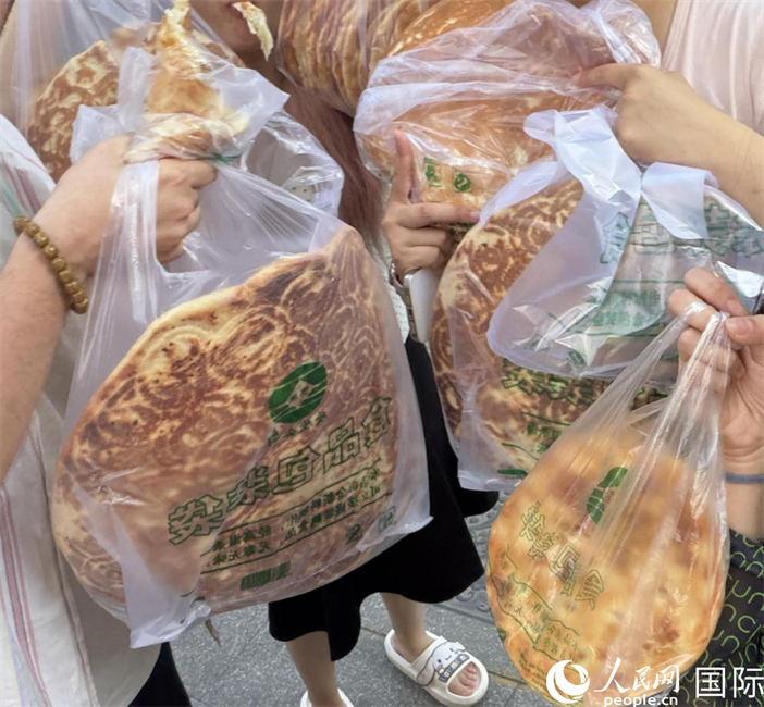 我们在乌鲁木齐一处早市买的馕。人民网 王禹蘅摄