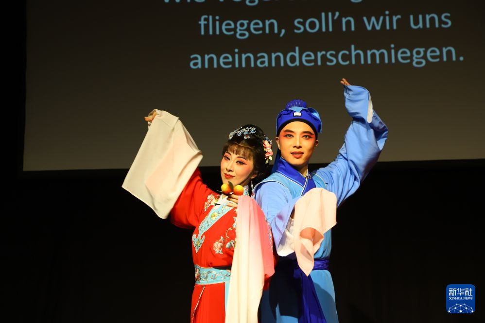 8月18日，在德国杜塞尔多夫国会剧场，厦门市金莲陞高甲剧团演员表演高甲戏经典剧目《陈三五娘·荔镜缘》。 新华社记者 刘向 摄
