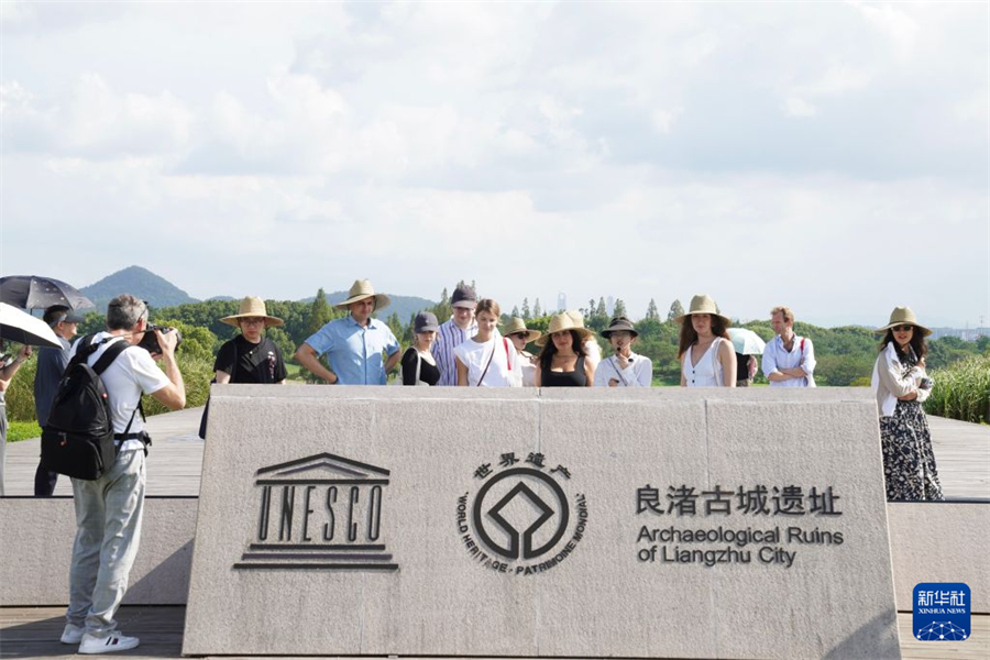 8月21日，中俄记者在良渚古城遗址参观。新华社记者 鲁金博 摄
