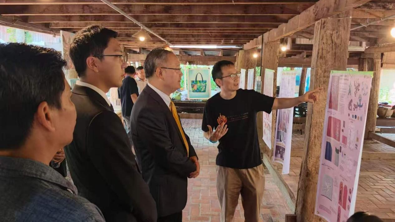 中国驻琅勃拉邦总领事张社平(左三)参观学生作品展。主办方供图