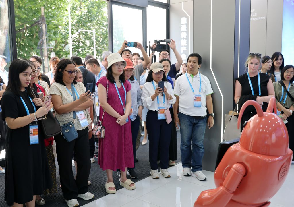8月22日，亚太经济合作组织（APEC）2026年第三次高官会及相关会议的部分与会代表在大连参观辽渔集团科技馆。新华社记者 李钢 摄