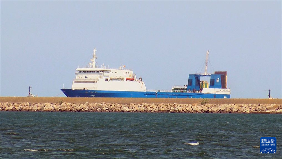 8月22日，一艘由土耳其航运公司运营的名为“乌拉尔”号的商船抵达土耳其北部港口萨姆松。新华社发（穆斯塔法·卡亚摄）