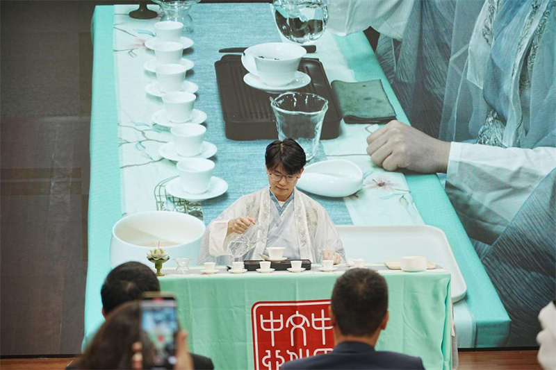中国茶艺师刘超展示工夫茶冲泡技艺。 活动主办方供图