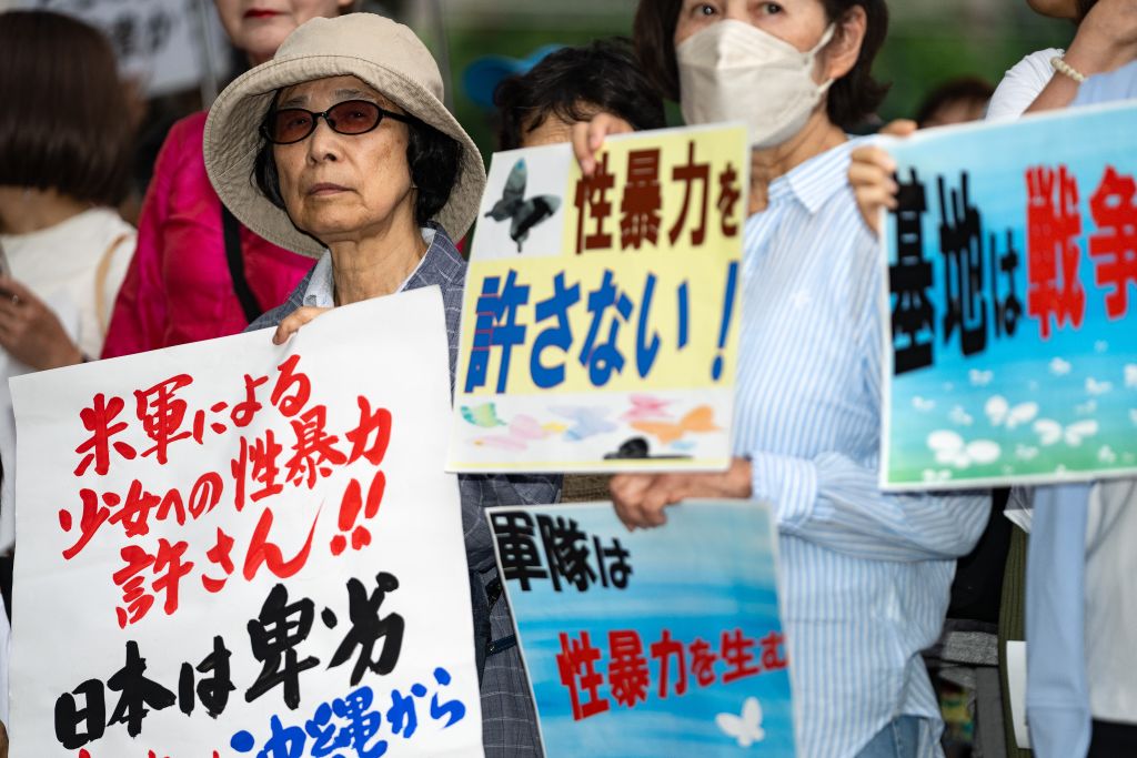 2024年7月2日，在日本东京，民众聚集在日本外务省外，抗议日本政府隐瞒冲绳美军性侵消息。新华社记者张笑宇摄