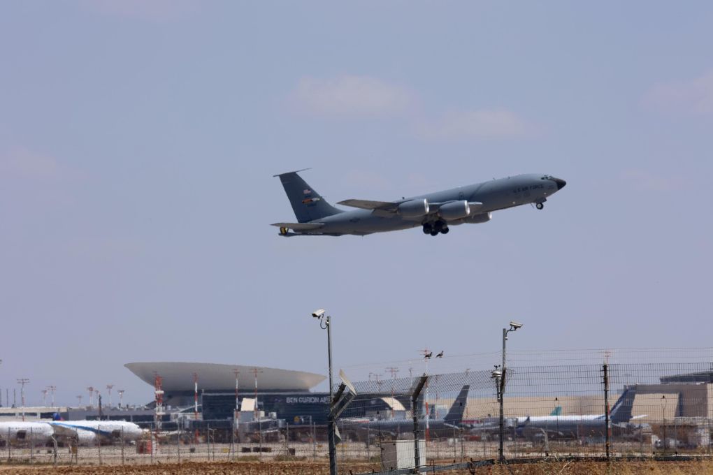 6月15日，一架美军空中加油机从以色列本-古里安机场起飞。新华社发（吉尔·科恩·马根摄）