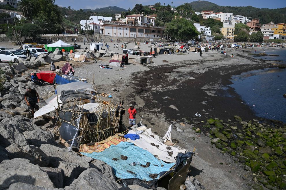 这是8月15日拍摄的非法移民在西班牙休达特兰波林海滩上搭建的简易住所。新华社记者程敏摄
