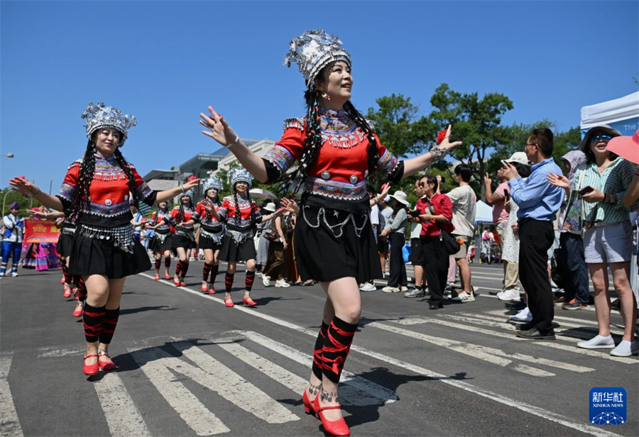 8月29日，在美国首都华盛顿，人们在第24届华盛顿中国文化节上展示民族服饰。新华社记者 李睿 摄