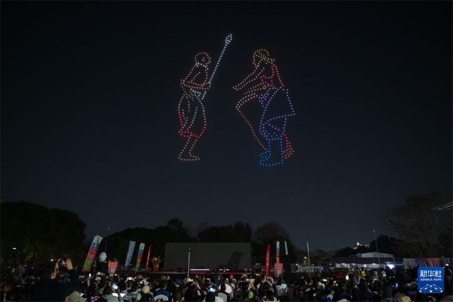 8月29日，在赞比亚首都卢萨卡，无人机群在空中展现赞比亚传统仪式与舞蹈图案。新华社记者 杨光 摄