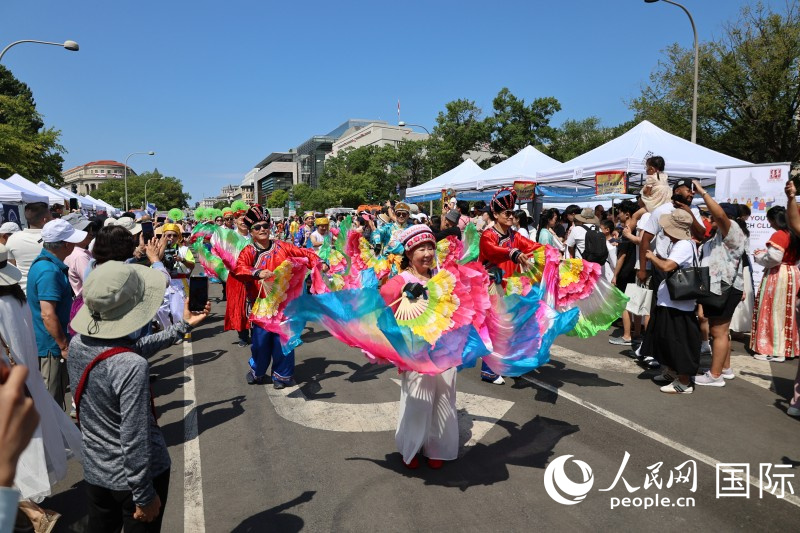 3、当地华侨华人进行了丰富多彩的文艺演出。 人民网记者 李志伟摄