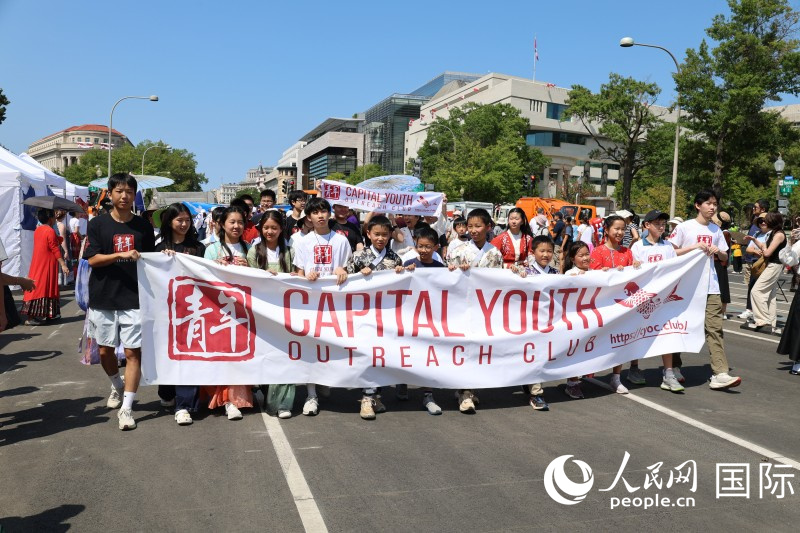 4、当地华侨华人展示民族服饰与风采。 人民网记者 李志伟摄