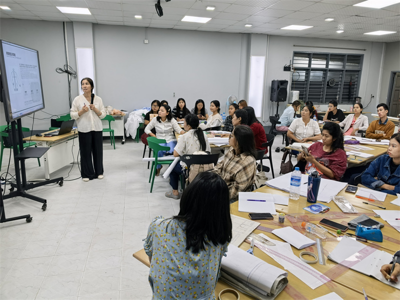 “丝路匠心·侨胞情”援缅纺织服装技能国际志愿服务项目首期培训班课堂。 主办方供图