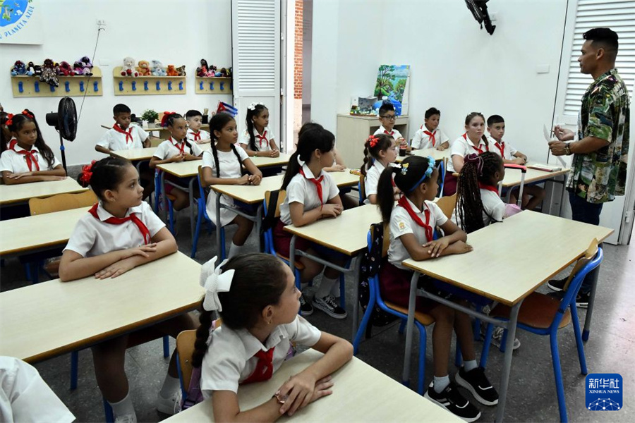 9月1日，在古巴首都哈瓦那，学生在课堂上课。新华社发（华金·埃尔南德斯摄）