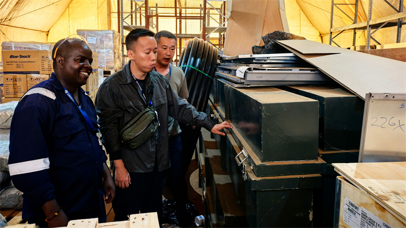 图6说：任务小组踏查接装地区配件仓库及设施 裴高锋摄