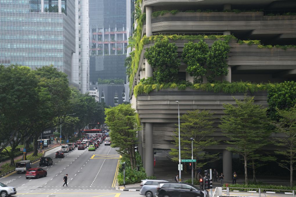9月2日，在新加坡市中心，一些建筑的外墙和多个楼层空间种植着大量植物。新华社发（邓智炜摄）