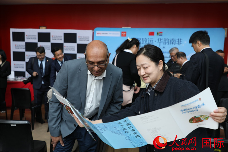 图为活动现场，中方工作人员向与会嘉宾展示中国主题图书。人民网记者 戴楷然摄