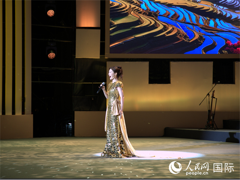 中国花腔女高音歌唱家常思思演唱《我的祖国》。人民网 李晋宇摄