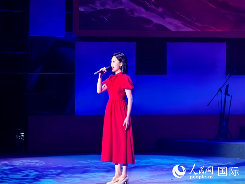 中国女歌手常思思演唱《珊瑚颂》。人民网 李晋宇摄