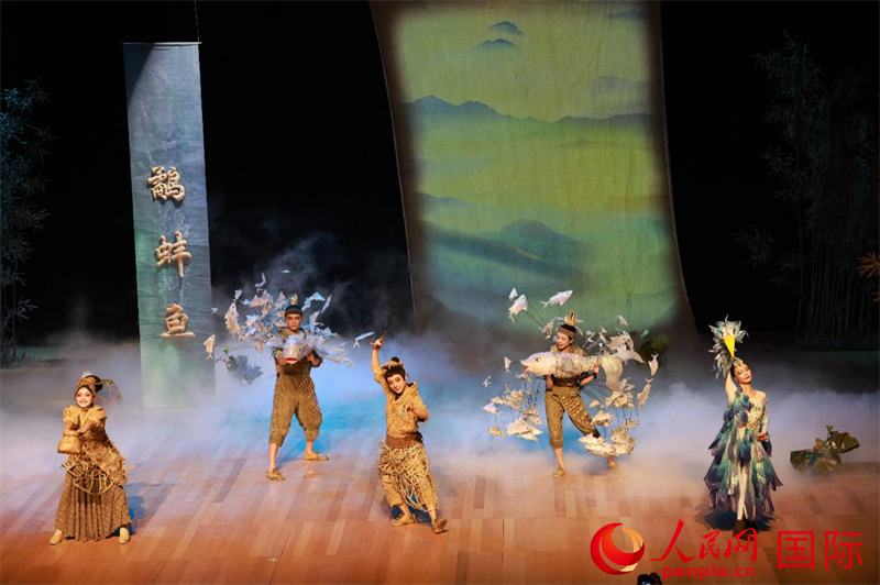 演出现场，演员依托纯肢体表演演绎中国经典寓言，融合非遗美学元素，生动展现东方文化意蕴。人民网记者 陈海琪摄