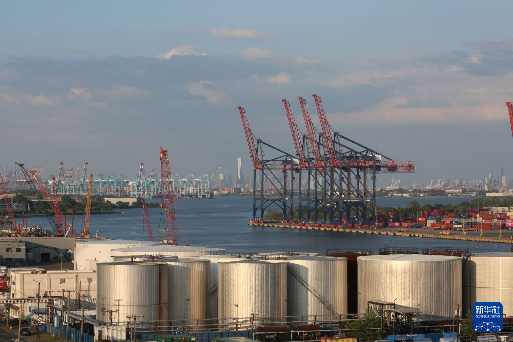 这是8月24日在美国纽约拍摄的储油设施。新华社记者 张凤国 摄