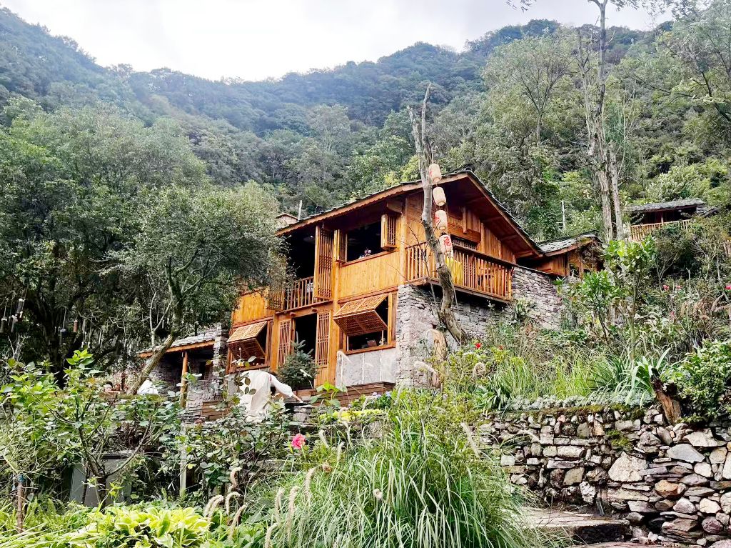 这是2025年拍摄的修缮后的贵州省安顺市云山屯一处房屋。新华社发