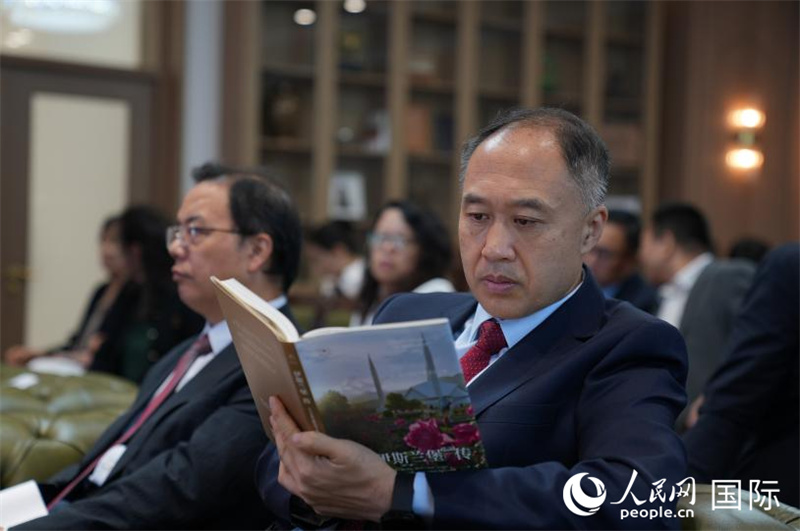 外文出版社社长马汝军在发布会现场阅读《伊斯兰堡传：喜马拉雅山脚花园之都》。人民网 徐靖雯摄