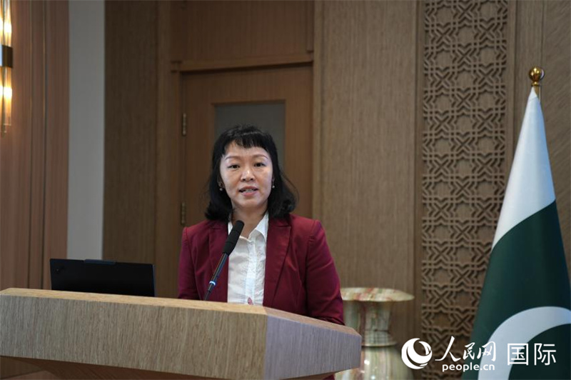 《伊斯兰堡传：喜马拉雅山脚花园之都》中文版译者张嘉妹在发布会上致辞。人民网 徐靖雯摄