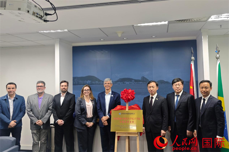 中巴嘉宾共同为书架揭牌。人民网记者 陈海琪摄