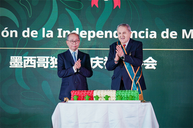 墨西哥驻华大使赫苏斯·施雅德（右）与中国政府拉美事务特别代表邱小琪共同切分庆典纪念蛋糕，共贺墨西哥独立 216 周年。墨西哥驻华大使馆供图
