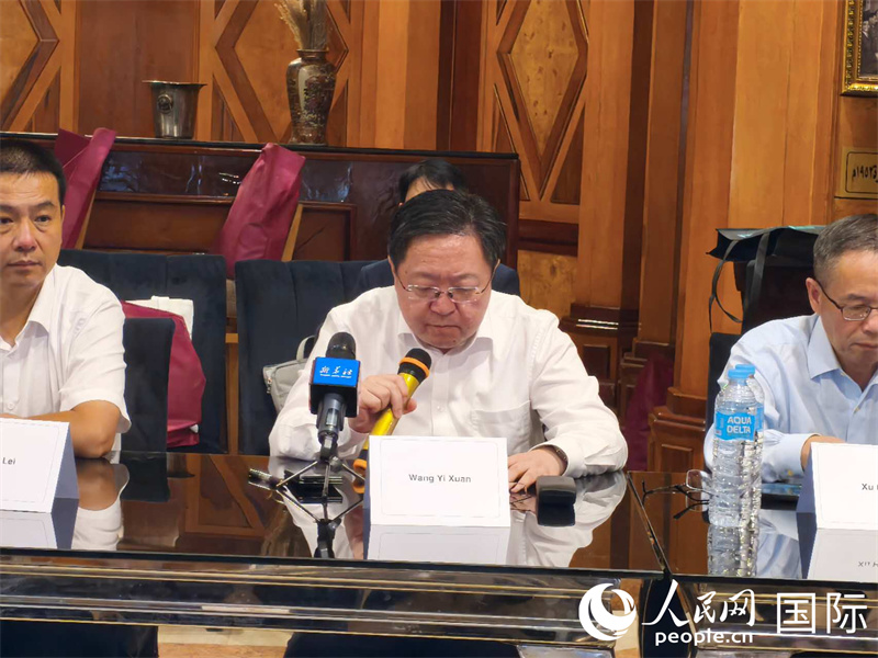 凤凰出版传媒集团有限公司副董事长、副总经理王译萱致辞。 人民网记者黄培昭摄