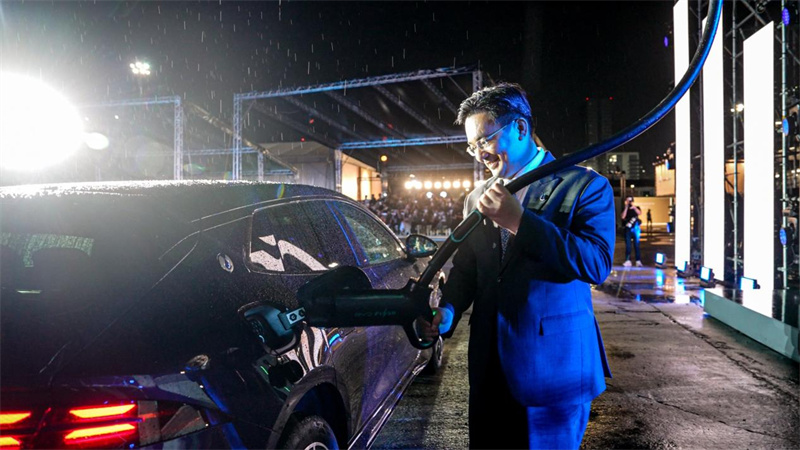 比亚迪汽车（泰国）有限公司总经理柯育滨现场进行FLASH Charging技术演示。主办方供图