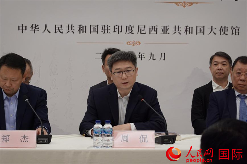 中国驻印尼使馆临时代办周侃在座谈会上讲话。人民网记者 曹师韵摄
