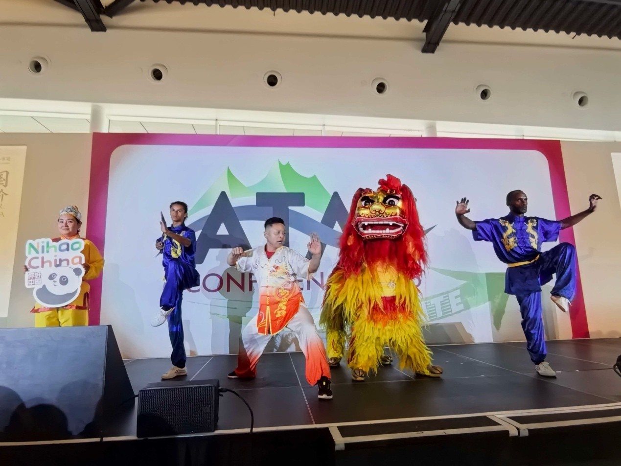 2026英国旅游供应商协会年会现场，热闹的舞龙舞狮表演精彩上演。主办方供图