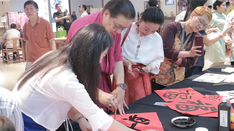 现场观众体验书法。印尼阿拉扎大学孔子学院供图