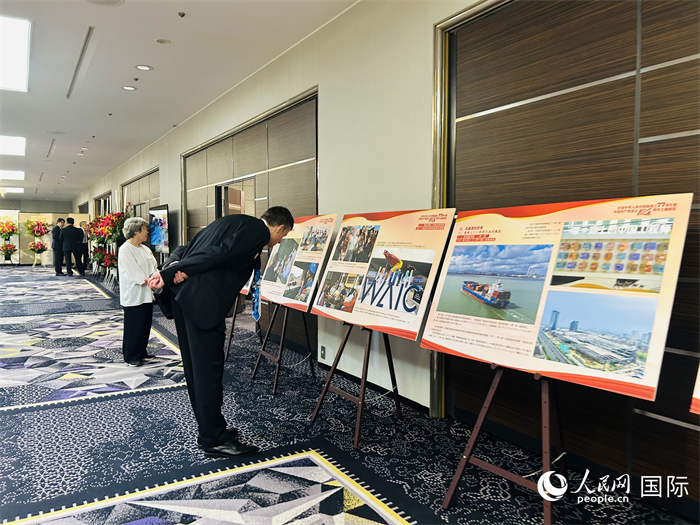 来宾观看图片展。人民网 许可摄