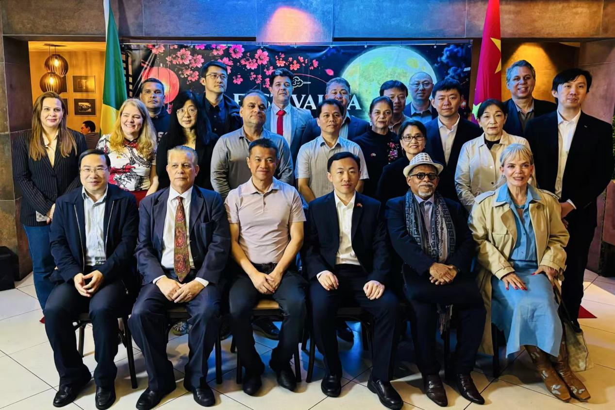 当地时间9月23日,百余名中巴各界人士在巴西里约热内卢举行中秋节庆祝活动。图为参加活动的部分嘉宾合影留念。 活动主办方供图