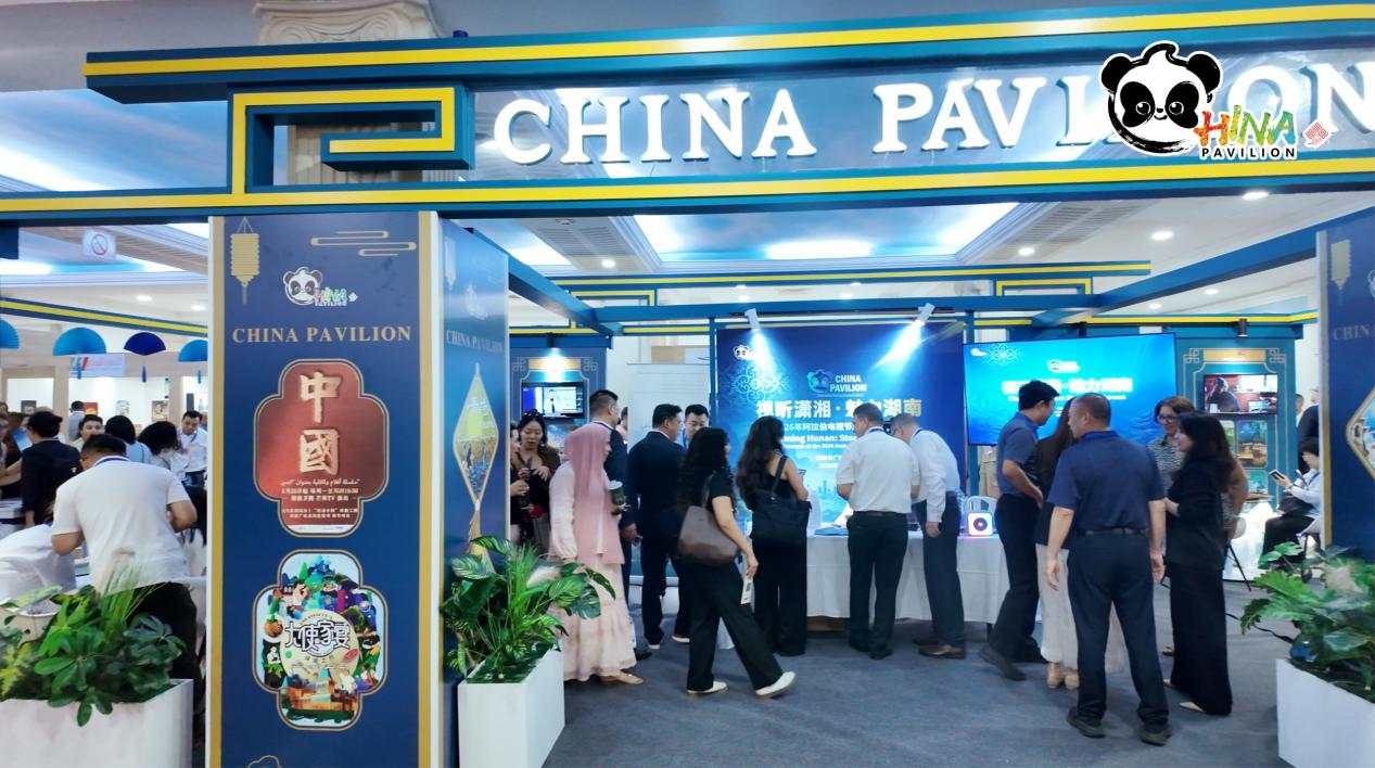 嘉宾参观展台。主办方供图