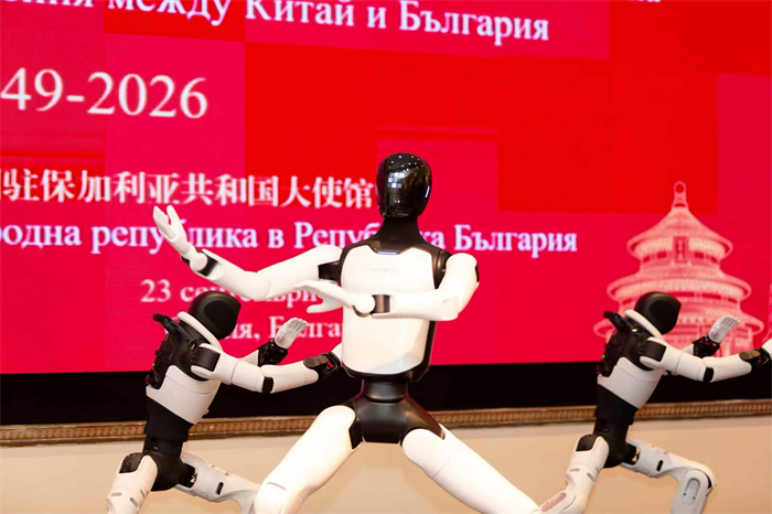招待会现场，机器人表演节目。中国驻保加利亚大使馆供图