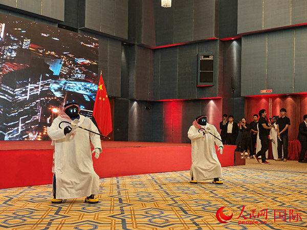 中国机器人在现场进行表演。人民网记者 任皓宇摄