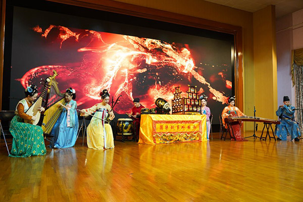 招待会现场的精彩演出 （实习生 马明溪摄）