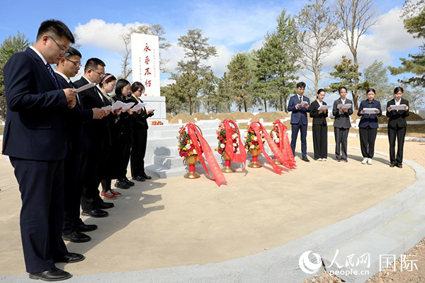 图为中国驻朝鲜使领馆青年外交官和留学生代表诵读祭诗。人民网记者 刘融摄