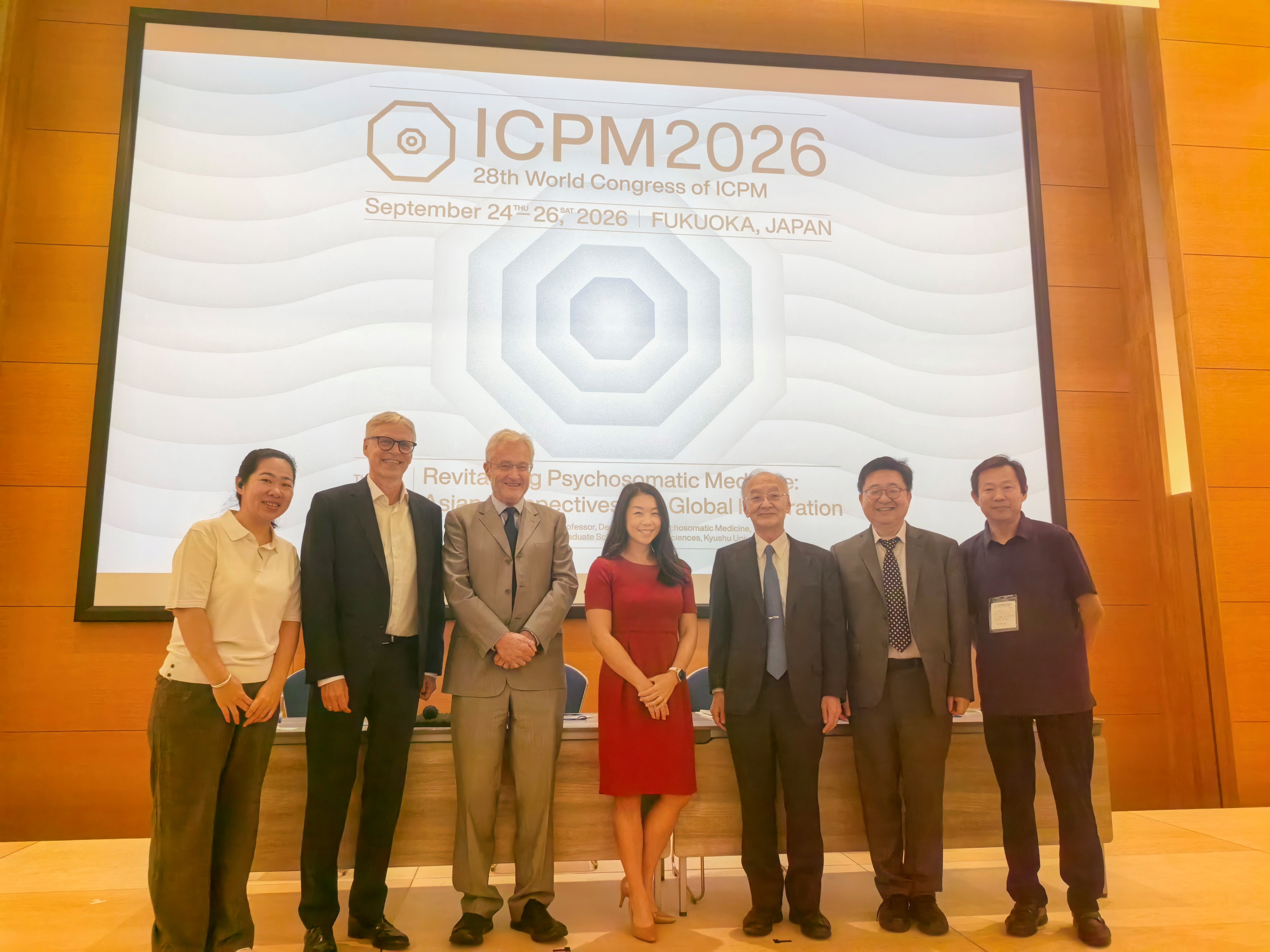 图为蒙医心身互动疗法现场参会代表与历届ICPM会议主席合影 。（主办方供图）